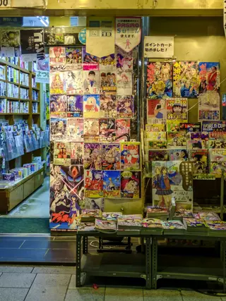 A pavement stand of newspapers and comics