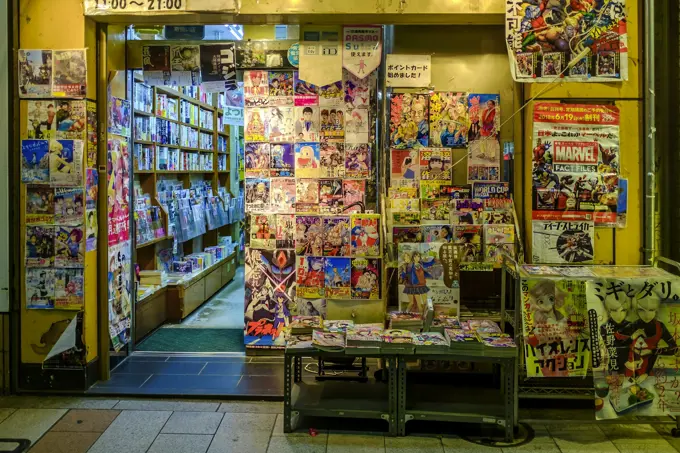 A pavement stand of newspapers and comics